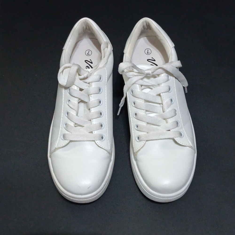 VEPOSE New York Women's White Lace Up Sneakers  - 7
